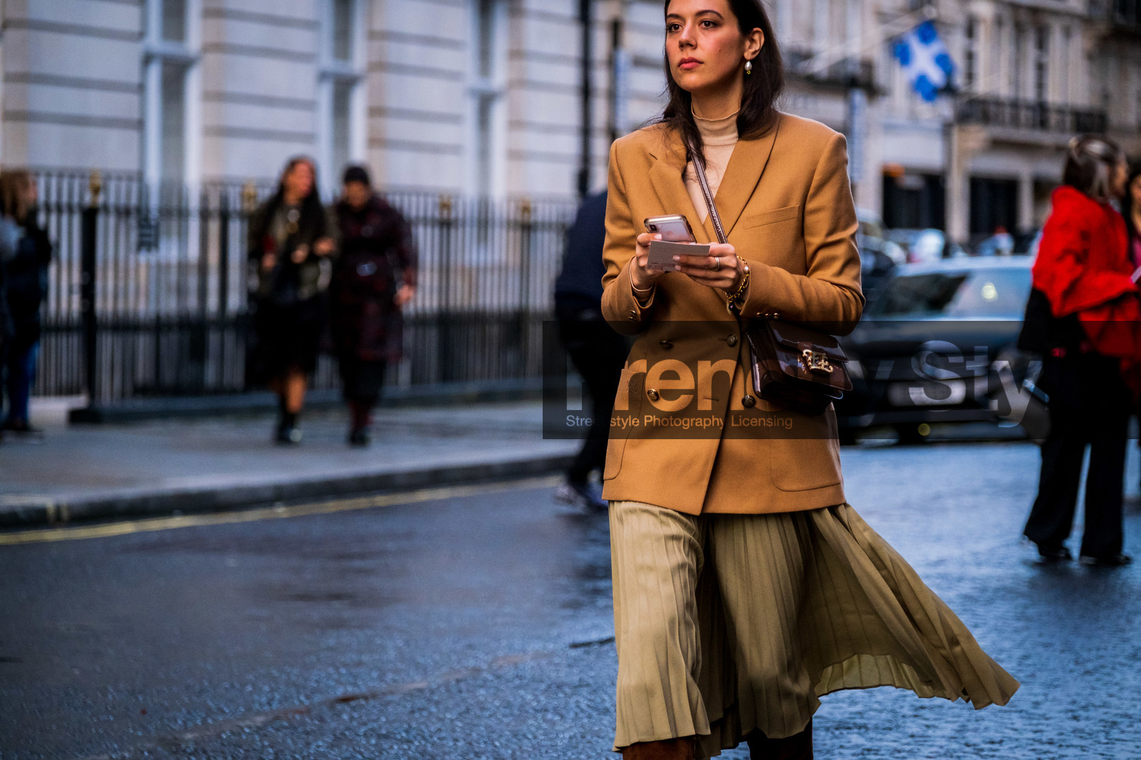 beige jacket, light beige skirt, long skirt, pleated skirt, crossbody bag, brown leather bag, fendi bag, fendi jacket, polish bag, turtleneck pullover, fashion week, frenchystyle, FW, jonathan paciullo, street style, LFW, LONDON, AUTUMN WINTER 2020-2021, FALL WINTER 2020-2021, FW 20-21, horizontal, atmosphere details, detail