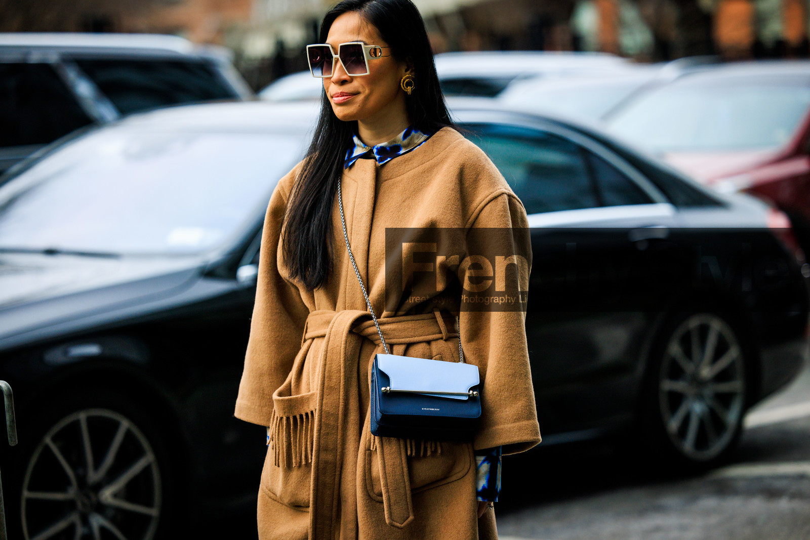 70s glasses, 70 sunglasses, 70S look, flared pants, flares coat, camel trench, classic trench, crossbody bag, white sunglasses, leather crossbody bag, big creole, golden earring, black crossbody, multicolor shirt, Miki Cheung, street style, jonathan paciullo, FW, frenchystyle, fashion week, NYFW, NEW YORK, AUTUMN WINTER 2022-2023, FALL WINTER 2022_2023, FW 22-23, atmosphere details, horizontal