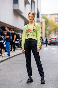 model, neon green top, long sleeves t-shirt, letter printed t-shirt, chinese signs printed t-shirt, make up, make up details, black lipstick, plaited hair, hair details, eye make up, black pants, zipped pants, slim pants, prada shoes, black sneackers, navy blue sneakers, fashion week, frenchystyle, FW, jonathan paciullo, street style, MFW, MILAN, SPRING SUMMER 2020, SS 20