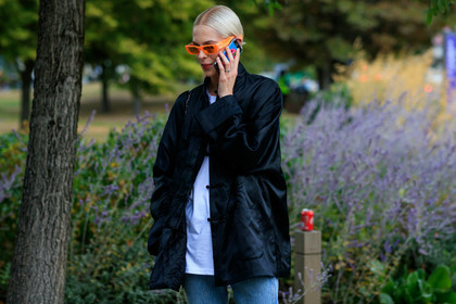 model, neon orange sunglasses, gucci sunglasses, black jacket, chinese jacket, fashion week, frenchystyle, FW, jonathan paciullo, street style, atmosphere details, horizontal, detail
