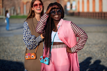 pink pants, pink jacket, striped jacket, striped pants, long jacket, white top, cropped top, crossbody bag, mini bag, blue leather bag, round shape sunglasses, blue sunglasses, sleeveless jacket, kaki jacket, floral printed dress, blue dress, mini dress, long sleeves dress, orange leather bag, feather details bag, fendi bag, lois opoku, jacqueline zelwis, fashion week, frenchystyle, FW, jonathan paciullo, street style, MFW, MILAN, SPRING SUMMER 2021, SS 21, horizontal, atmosphere details, detail