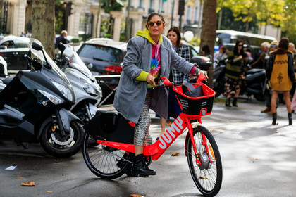 sofia guellaty, scale sunglasses, light grey jacket, tie and dye hoodie, tie and dye sweatshirt, yellow hoodie, yellow sweatshirt, pink hoodie, pink sweatshirt, striped skirt, silvered skirt, metalic skirt, prada boots, laced boots, flat boots, black polish boots, PARIS, PFW, SPRING SUMMER 2020, SS 20, fashion week, frenchystyle, FW, jonathan paciullo, street style, horizontal, atmosphere details, full length