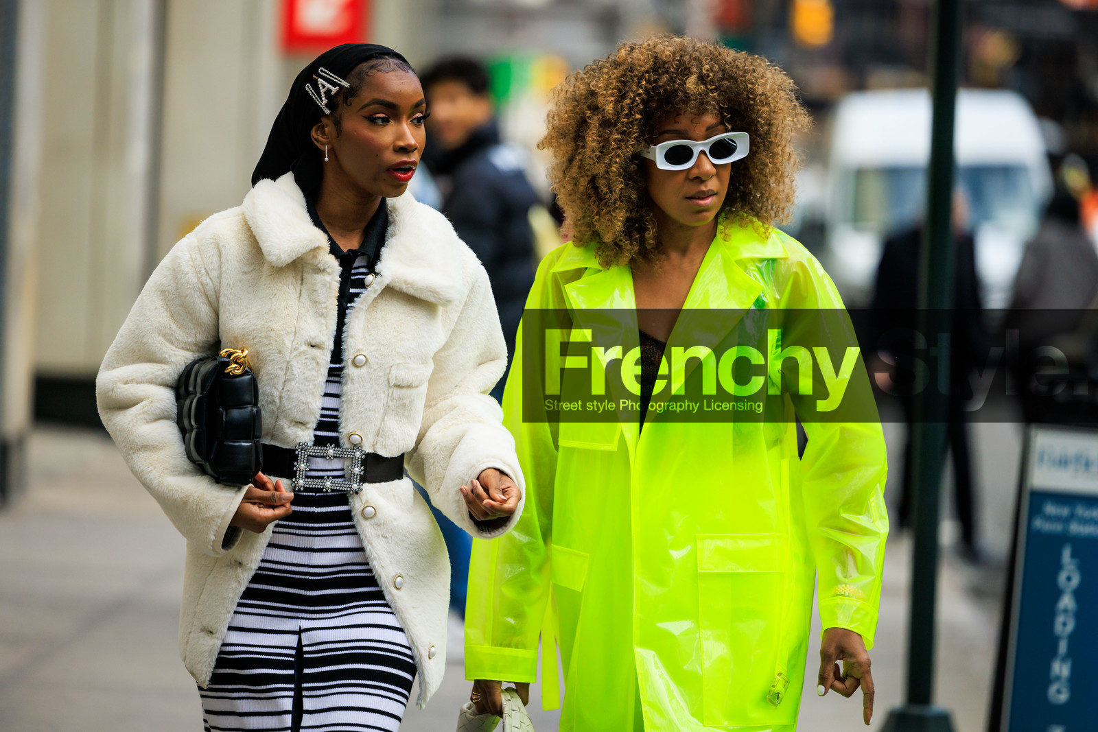 fluo green raincoat, loewe white sunglasses, black and white stripes dress, furry white jacket, botteg veneta black handbag, silver buckle and leather belt, red lips, afro curly hair, pearl hair clips, fashion week, frenchystyle, FW, jonathan paciullo, street style, NYFW, NEW YORK, AUTUMN WINTER 2022-2023, FALL WINTER 2022_2023, FW 22-23, atmosphere details, horizontal