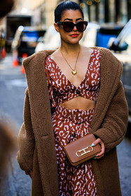 camel coat, furry coat, winter outwear, camel longcoat, white boots, animal print dress, orange midi dress, leopard print dress, cut our dress, dark sunglasses, heart shape necklace, mini bag, mini brown bag, carolina herrera handbag, fashion week, frenchystyle, FW, jonathan paciullo, street style, NYFW, NEW YORK, AUTUMN WINTER 2022-2023, FALL WINTER 2022_2023, FW 22-23, vertical, atmosphere details