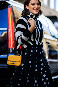carolina herrera handbag, yellow mini bag, yellow handbag, dots pleated skirt, white dots printed skirt, printed skirt, pleated skirt, white and black skirt, striped sweater, white and black turtleneck, red studs, fashion week, frenchystyle, FW, jonathan paciullo, street style, NYFW, NEW YORK, AUTUMN WINTER 2022-2023, FALL WINTER 2022_2023, FW 22-23, vertical, atmosphere details