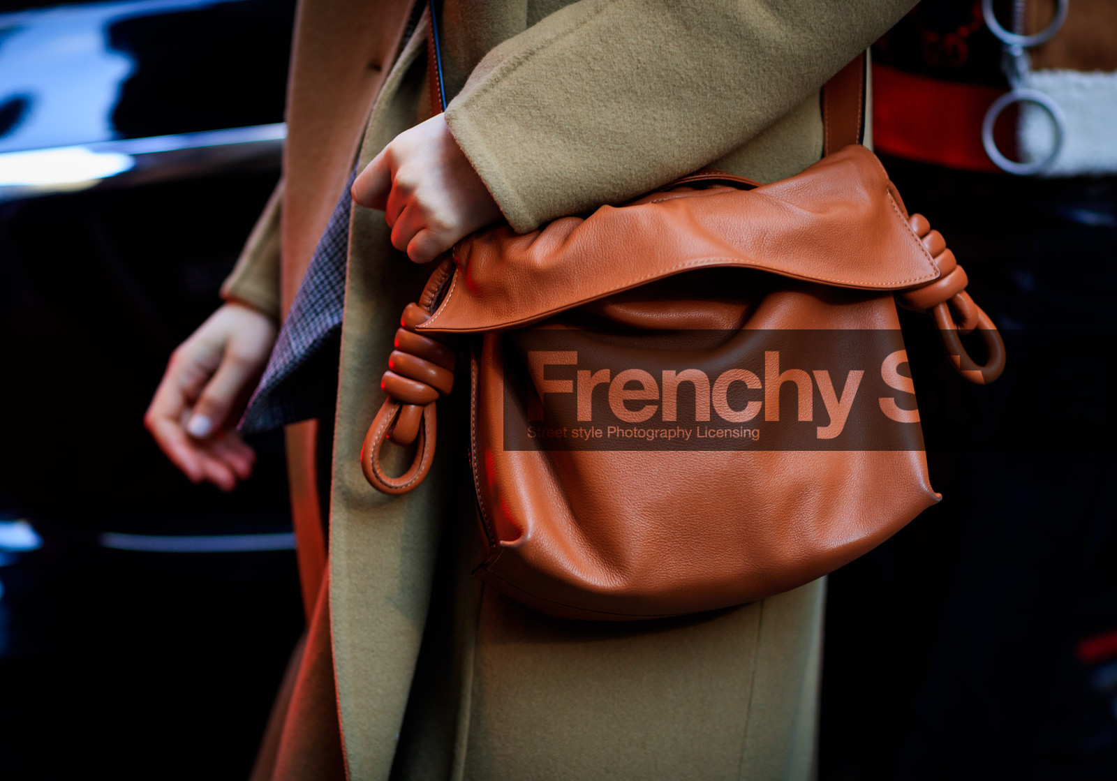 beige coat, brown bag, leather bag, loewe, street style, jonathan paciullo, FW, frenchystyle, fashion week, NYFW, NEW YORK, AUTUMN WINTER 2018-2019, AW 18-19, FALL WINTER 2018-2019, FW 18-19, atmosphere details, horizontal, detail