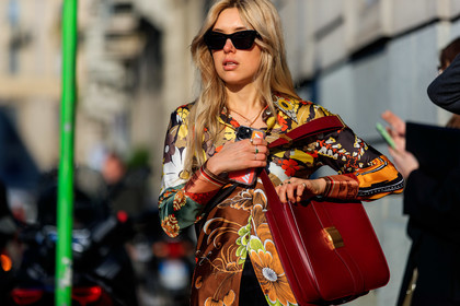 aemilia madden, floral printed shirt, long shirt, orange shirt, yellow shirt, camel shirt, multicolor shirt, burgundy leather bag, shoulder bag, ferragamo sunglasses, black sunglasses, silk shirt, patchwork shirt, fashion week, frenchystyle, FW, jonathan paciullo, street style, MFW, MILAN, AUTUMN WINTER 2020-2021, FALL WINTER 2020-2021, FW 20-21, horizontal, atmosphere details, detail