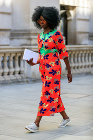 floral printed dress, red dress, long sleeves dress, round shape sunglasses, pink sunglasses, white sneakers, plaited sneakers, ankle bracelet, fashion week, frenchystyle, FW, jonathan paciullo, street style, vertical, full length