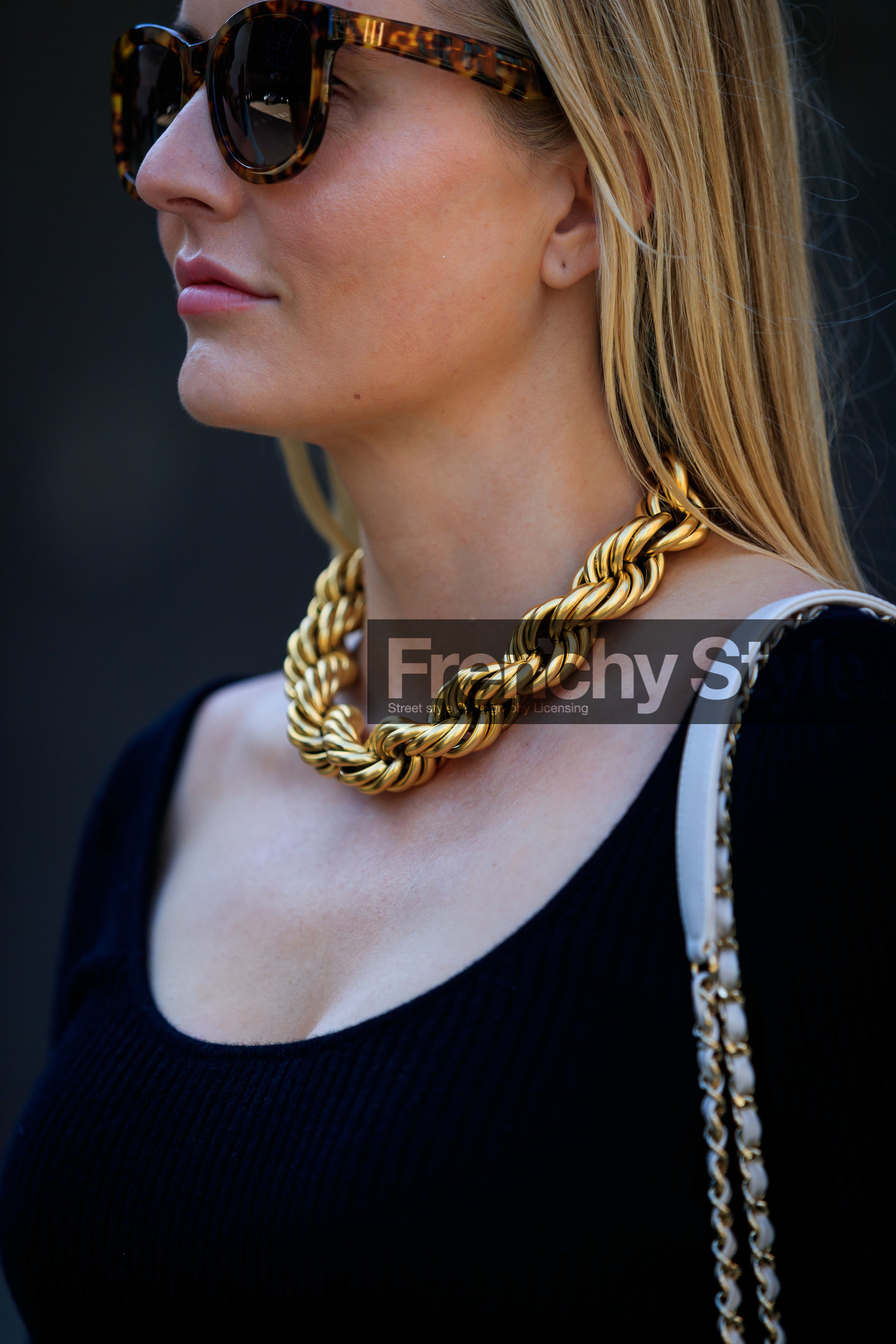 brown scale sunglasses, golden necklace, big chain necklace, black top, fashion week, frenchystyle, FW, jonathan paciullo, street style, vertical, detail, atmosphere details