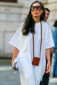 Véronique Tristram, aviator glasses, golden earrings, white dress, t-shirt dress, loose dress, short sleeves dress, necklace bag, mini bag, animal skin bag, brown leather bag, white leather loafers, fashion week, frenchystyle, FW, jonathan paciullo, street style, vertical, detail, atmosphere details