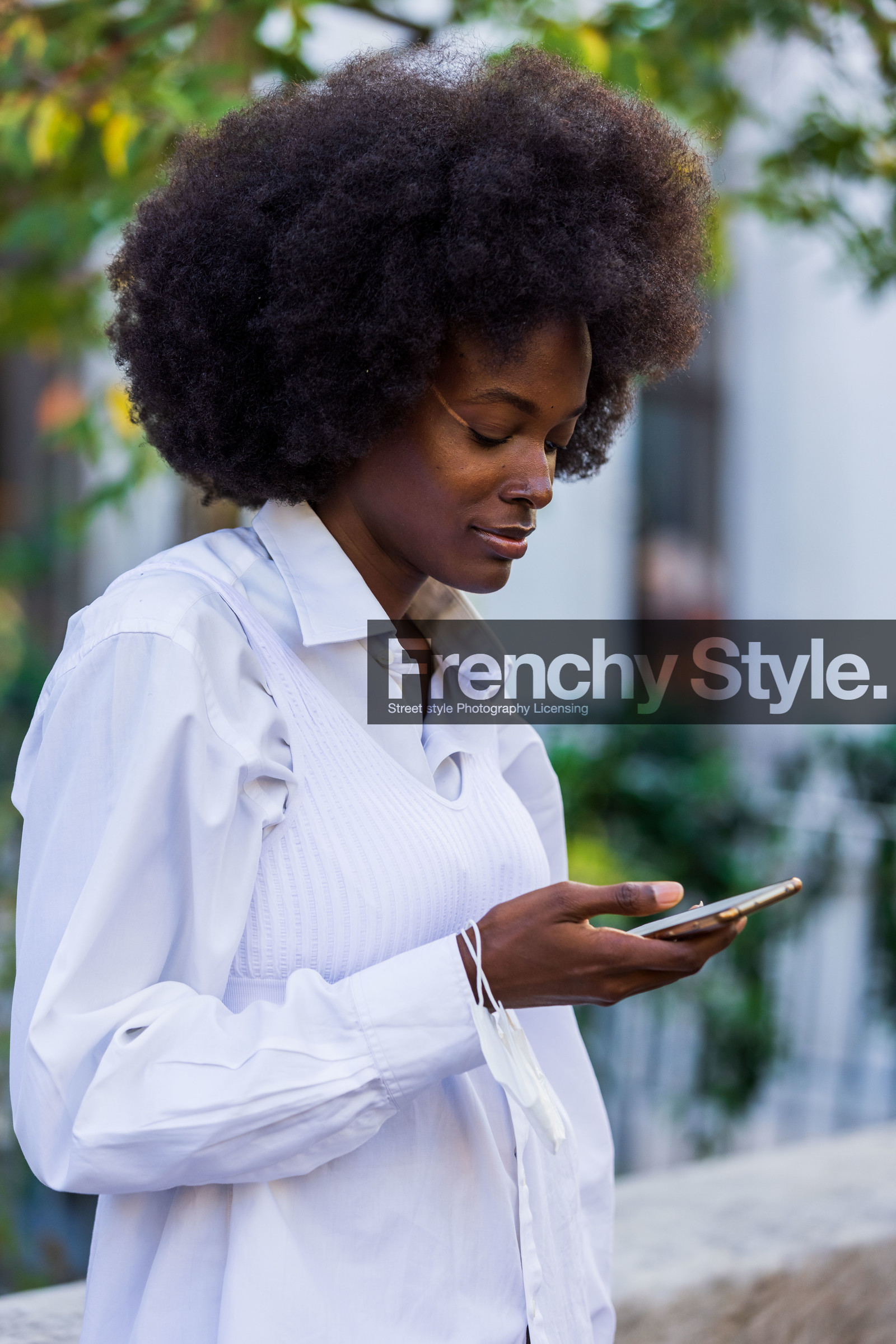 afro hairstyle, bra, knitted bra, natural makeup, shirt, smartphone, white bra, white shirt, fashion week, frenchystyle, FW, jonathan paciullo, street style, PFW, PARIS, SPRING SUMMER 2022, SS 22, vertical, atmosphere details