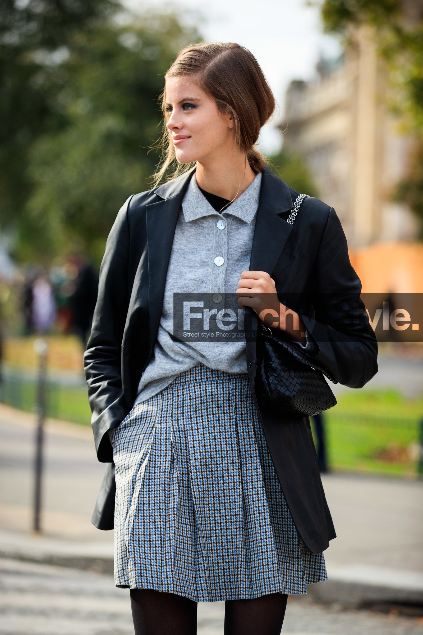barbora podzimkova, light grey pullover, grey skirt, checked skirt, pleated skirt, mini skirt, school girl look, black leather jacket, black tights, make up, make up details, black eyeliner, black eyeshadows, PARIS, PFW, fashion week, frenchystyle, FW, jonathan paciullo, street style, SPRING SUMMER 2021, SS 21, vertical, atmosphere details, detail, model