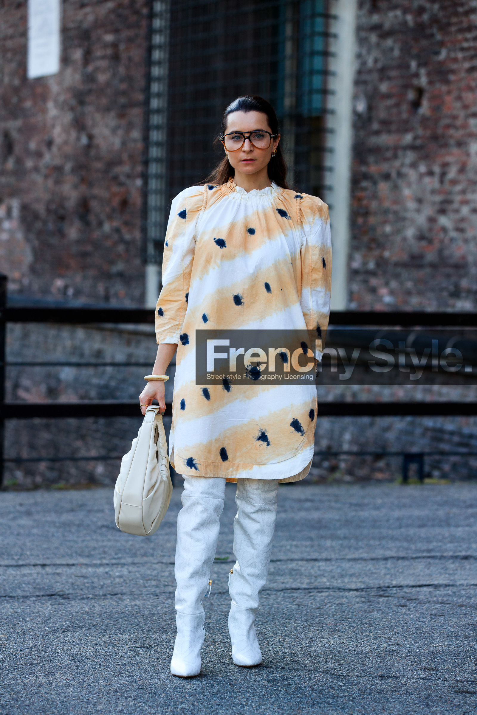 orange dress, striped dress, tie and dye dress, long sleeves dress, balloon sleeves, round shape bag, beige leather bag, pleated bag, high boots, high heels boots, animal skin boots, snake skin boots, white leather boots, aviator glasses, polka dots dress, julia comil, fashion week, frenchystyle, FW, jonathan paciullo, street style, MFW, MILAN, SPRING SUMMER 2021, SS 21, vertical, full length