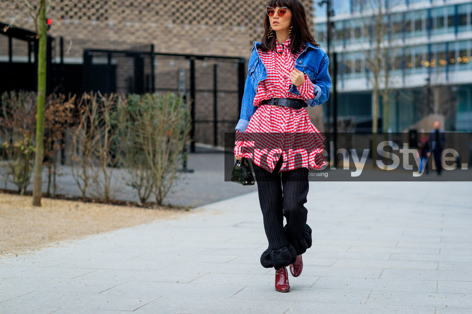 atmosphere details, AUTUMN WINTER 2017-2018, AW 17-18, black bag, black belt, black pants, blue denim, bordeaux, burgundy, checked shirt, denim jacket, detail, FALL WINTER 2017-2018, fashion week, frenchystyle, FW, FW 17-18, gingham, graphic shirt, green bag, high heels, horizontal, jonathan paciullo, leather bag, leather belt, leather shoes, LFW, LONDON, plaid, printed shirt, red boots, red shirt, ruffled shirt, street style, sunglasses, tods, trousers, varnished leather shoes