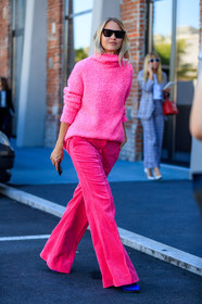 fashion week, frenchystyle, full length, FW, holli rogers, jonathan paciullo, MFW, MILAN, pink pants, pink sweater, SPRING SUMMER 2018, SS 18, street style, sunglasses, tone on tone, total look pink, trousers, vertical