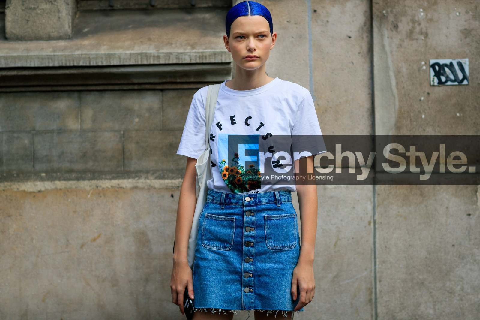blue denim, blue hair, denim skirt, dyed hair, printed t shirt, white t shirt, PFW, fashion week, frenchystyle, FW, jonathan paciullo, street style, PARIS, horizontal, atmosphere details, detail, model, AUTUMN WINTER 2018-2019, FALL WINTER 2018-2019, FW 18-19