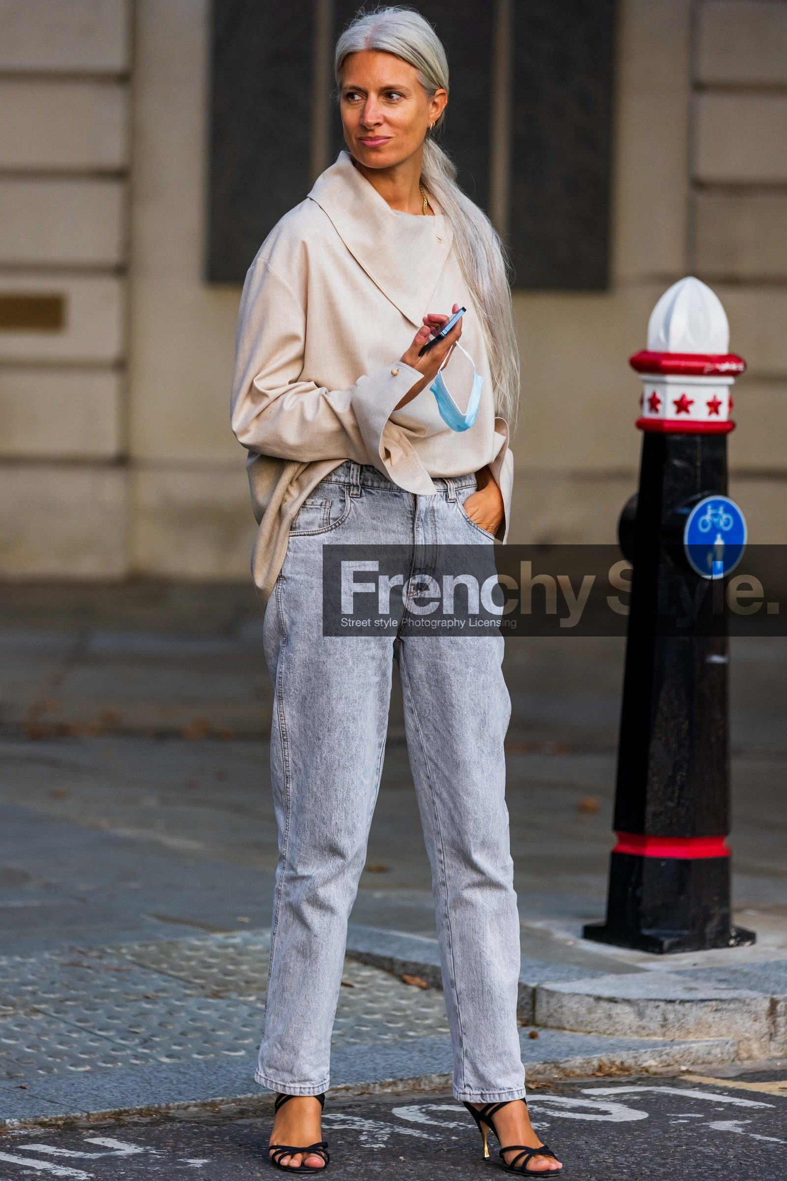 Sarah Harris, denim, jeans, blouse, beige, fashion week, frenchystyle, FW, jonathan paciullo, street style, SS 22, SPRING SUMMER 2022, LFW, LONDON, vertical, full length