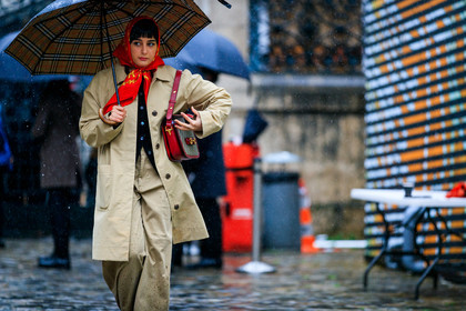 maria bernad, red scarf, hair scarf, printed scarf, black cardigan, embroidered cardigan, beige parka, beige pants, fashion week, frenchystyle, FW, jonathan paciullo, street style, PFW, PARIS, horizontal, atmosphere details, detail