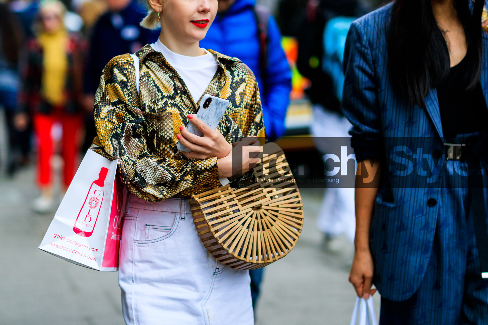 animal print, beige bag, brown shirt, denim skirt, graphic bag, leather bag, printed shirt, red lips, snake print, white denim, white skirt, white t shirt, wood bag, fashion week, frenchystyle, FW, jonathan paciullo, street style, LFW, LONDON, SPRING SUMMER 2019, SS 19, atmosphere details, horizontal, detail