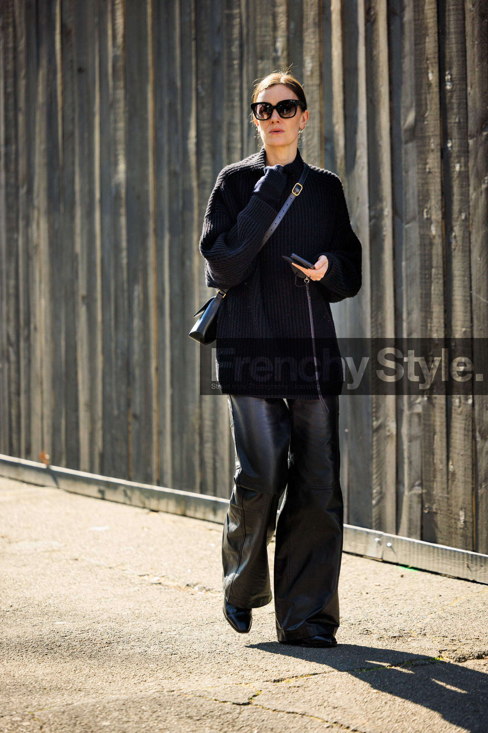 total black look, black sunglasses, black jumper, crossbody bag, black trousers, leather trousers, black shoes, jo eli, jo ellison, FW 22-23, FALL WINTER 2022_2023, AUTUMN WINTER 2022-2023, fashion week, frenchystyle, FW, jonathan paciullo, street style, PFW, PARIS, full length, vertical