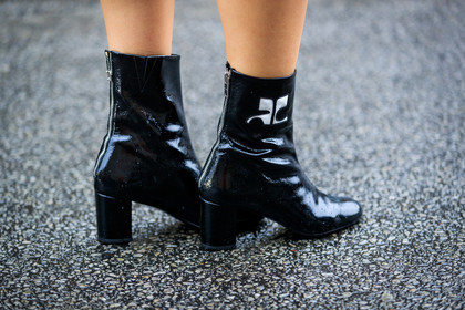 atmosphere details, AUTUMN WINTER 2017-2018, AW 17-18, back detail, black boots, black shoes, detail, FALL WINTER 2017-2018, fashion week, frenchystyle, FW, FW 17-18, high heels, horizontal, jonathan paciullo, leather shoes, PARIS, PFW, street style, varnished leather shoes