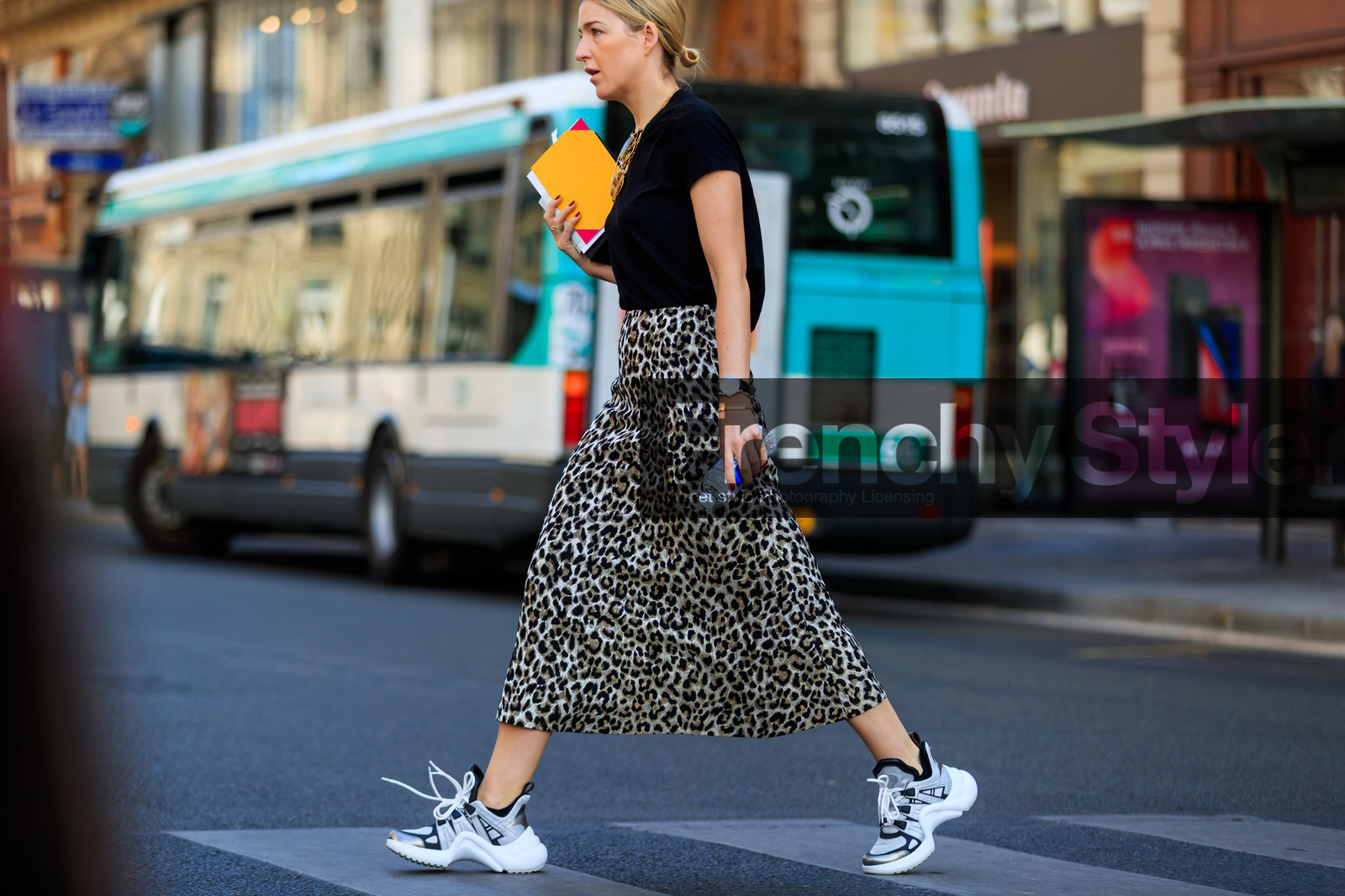 animal print, black t shirt, graphic skirt, leather shoes, leopard, louis vuitton, printed skirt, white sneakers, fashion week, frenchystyle, FW, jonathan paciullo, street style, PFW, PARIS, atmosphere details, horizontal, full length, AUTUMN WINTER 2018-2019, FALL WINTER 2018-2019, FW 18-19