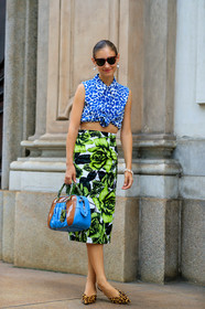 jenny walton, animal print shirt, leopard printed shirt, sleeveless shirt, blue shirt, cropped shirt, green skirt, floral printed skirt, mid long skirt, white earrings, plastic earrings, pearl earrings, dangling earrings, leopard printed shoes, miu miu bag, hand bag, blue leather bag, brown polish bag, beige slippers, flower bracelet, fashion week, frenchystyle, FW, jonathan paciullo, street style, MFW, MILAN, SPRING SUMMER 2020, SS 20