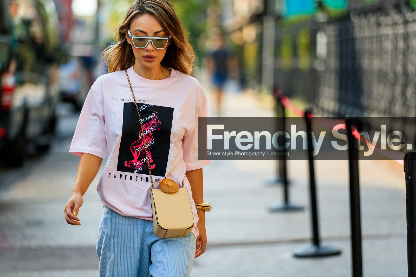 beige bag, blue pants, bracelet, corduroy, leather bag, pink t shirt, printed t shirt, sunglasses, trousers, fashion week, frenchystyle, FW, jonathan paciullo, street style, NYFW, NEW YORK, SPRING SUMMER 2019, SS 19, atmosphere details, horizontal, detail