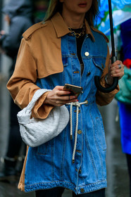 close up detail, denim, denim jacket, beige jacket, bicolor jacket, button jacket, belted jacket, rope belt, white leather bag, hand bag, plaited bag, bottega veneta bag, bag detail, golden necklace, big chain necklace, fashion week, frenchystyle, FW, jonathan paciullo, street style, PFW, PARIS, vertical, atmosphere details, detail