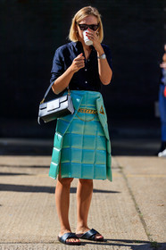 celine sunglasses, celine shoes, black shirt, quilted skirt, bottega veneta skirt, light green skirt, rolex watch, silvered watch, man style watch, wandler bag, black leather bag, white leather bag, hand bag, flat slippers, black leather slippers, plaited shoes, chain belt, mid long skirt, fashion week, frenchystyle, FW, jonathan paciullo, street style, vertical, detail, atmosphere details