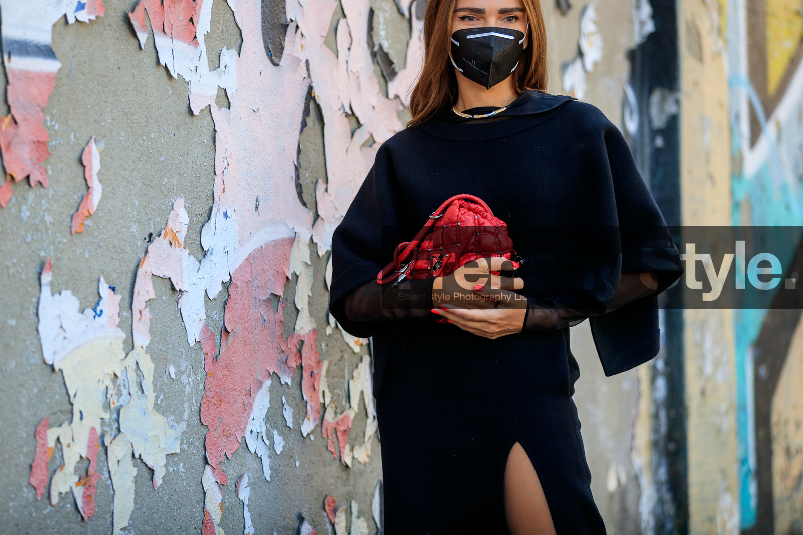 black top, black pullover, black skirt, split skirt, long skirt, short sleeves top, short sleeves pullover, woolen top, woolen skirt, red leather bag, studs bag, quilted bag, valentino bag, valentino look, valentino skirt, valentino top, valentino shirt, black shirt, organza shirt, covid face mask, evangelie smyrniotaki, street style, jonathan paciullo, FW, frenchystyle, fashion week, MFW, MILAN, SPRING SUMMER 2021, SS 21, horizontal, atmosphere details, detail