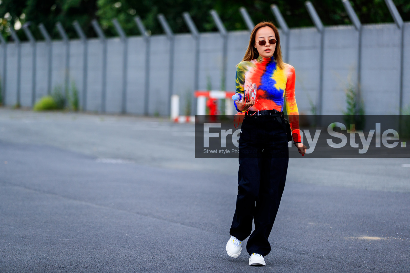 black belt, black pants, leather bag, leather belt, leather shoes, multicolor sweater, sunglasses, tie & die, trousers, vêtements, white sneakers, fashion week, frenchystyle, FW, jonathan paciullo, street style, PFW, PARIS, atmosphere details, horizontal, full length, AUTUMN WINTER 2018-2019, FALL WINTER 2018-2019, FW 18-19