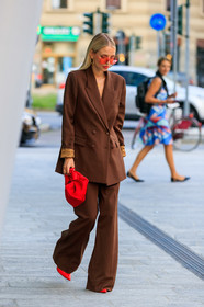 leonie hanne, brown suits, oversize jacket, oversize pants, oversize suits, red bag, bottega veneta bag, hand bag, red sunglasses, aviator sunglasses, alberta ferretti jacket, alberta ferretti pants, alberta ferretti suits, hoop earrings, golden earrings, fashion week, frenchystyle, FW, jonathan paciullo, street style, MFW, MILAN, SPRING SUMMER 2020, SS 20
