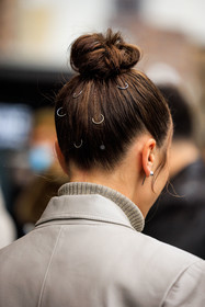 high bow hairstyle, make up, silver studs, studs earrings, silver earrings, mary leest, fashion week, frenchystyle, FW, jonathan paciullo, street style, NYFW, NEW YORK, AUTUMN WINTER 2022-2023, FALL WINTER 2022_2023, FW 22-23, vertical, atmosphere details