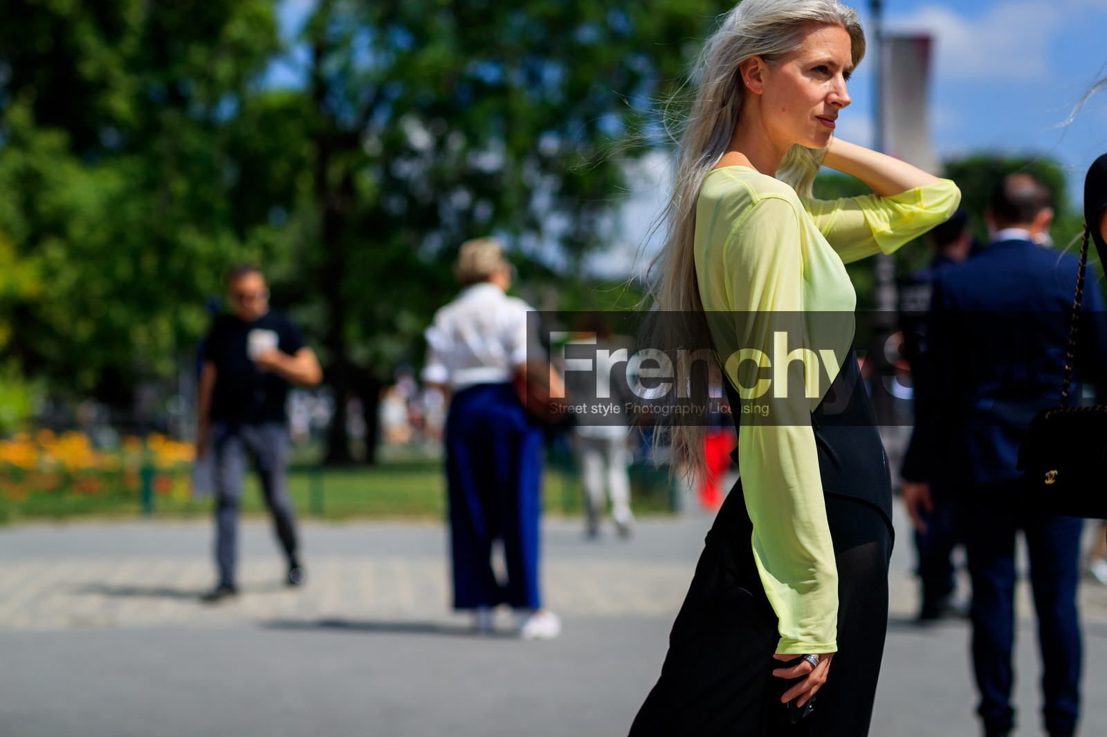 black dress, graphic dress, printed dress, yellow, fashion week, frenchystyle, FW, jonathan paciullo, street style, PFW, PARIS, horizontal, atmosphere details, detail, AUTUMN WINTER 2018-2019, FALL WINTER 2018-2019, FW 18-19, camille charriere, sarah harris