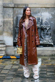 alice & j.s, alice barbier, brown leather trench coat, vinyl trenchcoat, polish trench coat, yellow leather bag, hand bag, big buckle bag, boyy bag, beige pullover, beige pants, geometrical printed pants, flare pants, acne studios pants, fashion week, frenchystyle, FW, jonathan paciullo, street style, PFW, PARIS, vertical, full length