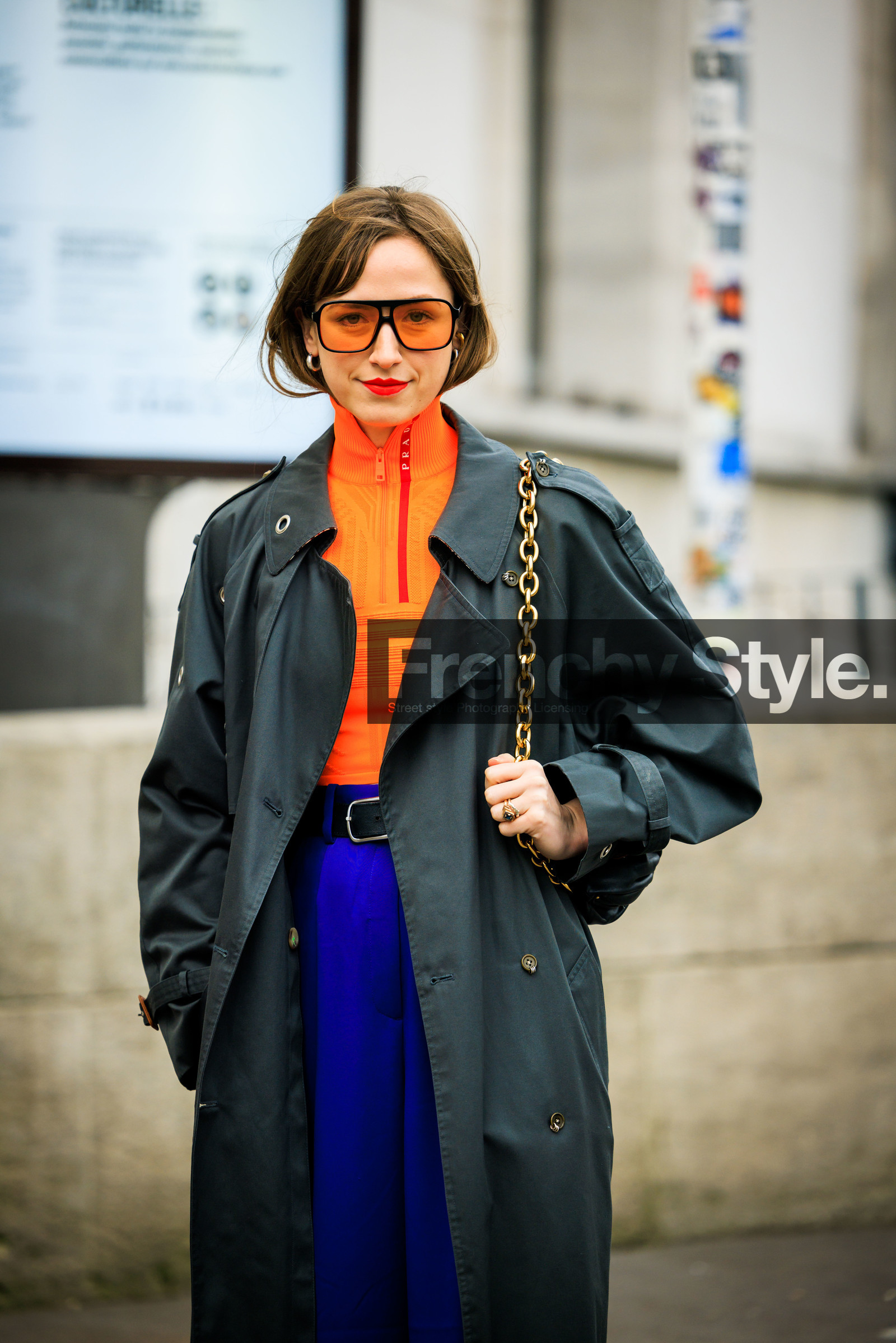 orange sunglasses, petrole trench, orange zipped top, orange turtleneck, blue trousers, highwaist pants, black belt, golden loops, fashion week, frenchystyle, FW, jonathan paciullo, street style, AUTUMN WINTER 2022-2023, FALL WINTER 2022_2023, FW 22-23, PFW, PARIS, vertical, detail, chain bag