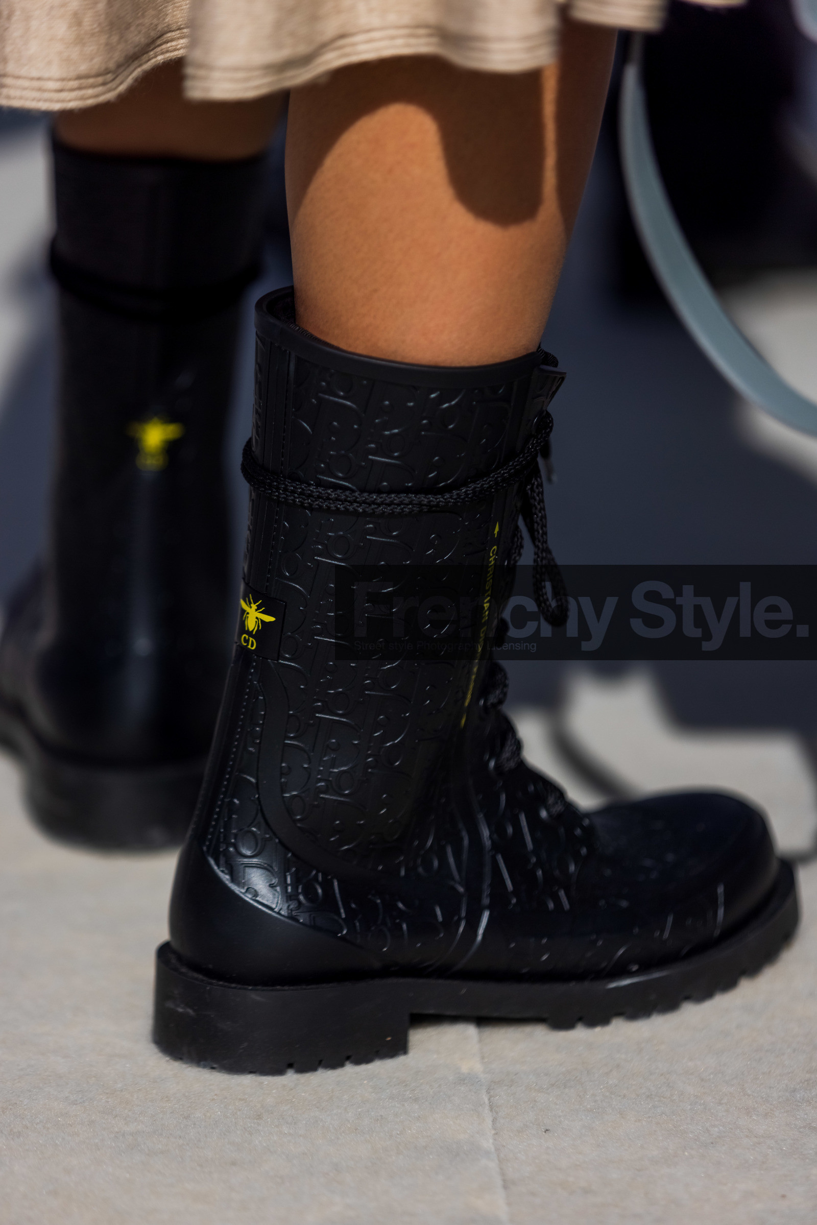bee, black boots, boots, close up, detail, dior boots, leather boots, logo boots, printed boots, street style, jonathan paciullo, FW, frenchystyle, fashion week, PFW, PARIS, SPRING SUMMER 2022, SS 22, vertical, atmosphere details