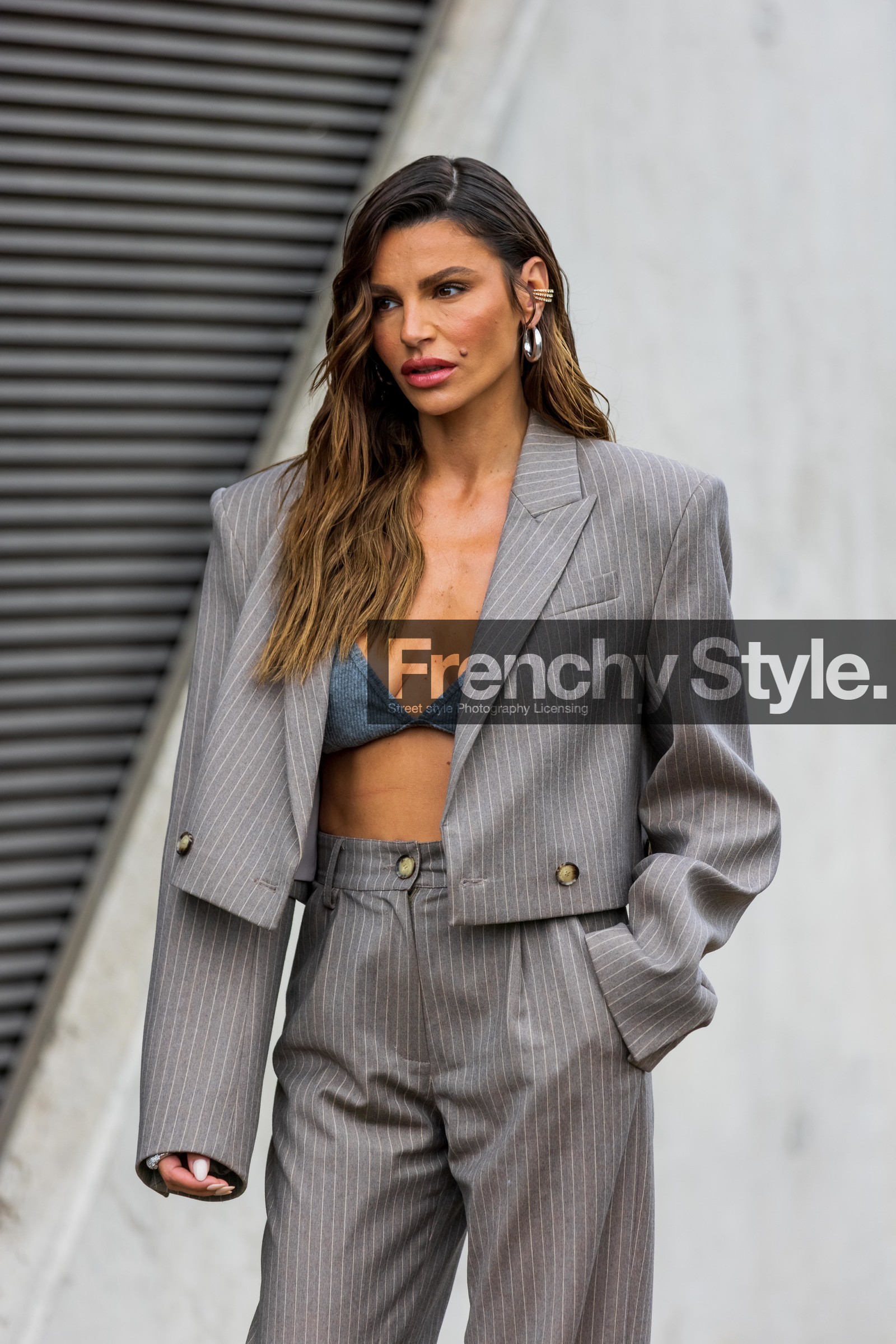 Misse Beqiri, cropped blazer, grey, pants, flared pants, fluid pants, trousers, top, loops, fashion week, frenchystyle, FW, jonathan paciullo, street style, SPRING SUMMER 2022, SS 22, LFW, LONDON, vertical, atmosphere details, detail
