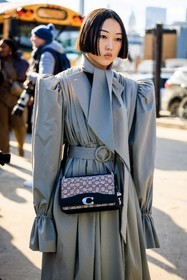 coach crossbody, coach logo bag, coach handbag, grey trench coat, ruffles trench coat, short hair, details, black straight cut pants, minimal look, grey full look, fashion week, frenchystyle, FW, jonathan paciullo, street style, NYFW, NEW YORK, AUTUMN WINTER 2022-2023, FALL WINTER 2022_2023, FW 22-23, vertical, atmosphere details