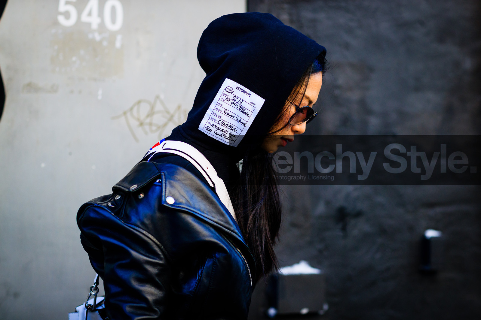 atmosphere details, AUTUMN WINTER 2017-2018, AW 17-18, black jacket, black perfecto, black sweater, blue skirt, camera, detail, FALL WINTER 2017-2018, fashion week, frenchystyle, FW, FW 17-18, hoodie, horizontal, jonathan paciullo, leather jacket, leather perfecto, NEW YORK, NYFW, street style, sunglasses, vêtements, white bag