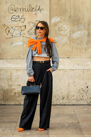 orange jumper, black sunglasses, cropped top, grey top, black belt, baggy pants, highwaist pants, black handbag, pencil bag, orange sandals, chloe loulou de saison, fashion week, frenchystyle, FW, jonathan paciullo, street style, AUTUMN WINTER 2022-2023, FALL WINTER 2022_2023, FW 22-23, PFW, PARIS, vertical, full length