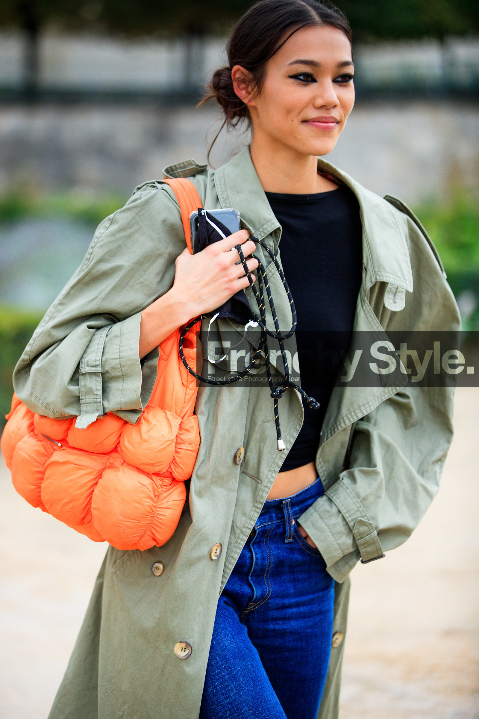 kaki trench coat, blue jeans, flare jeans, denim, orange bag, shoulder bag, quilted bag, cropped pullover, fashion week, frenchystyle, FW, jonathan paciullo, street style, PFW, PARIS, SPRING SUMMER 2021, SS 21, vertical, atmosphere details, detail, model