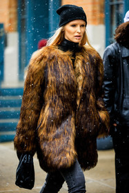 brown furry coat, brown furry jacket, black pouch, leather pouch, furry winter look, black beanie, dark denim pants, black turtleneck, kate davidson hudson, fashion week, frenchystyle, FW, jonathan paciullo, street style, NYFW, NEW YORK, AUTUMN WINTER 2022-2023, FALL WINTER 2022_2023, FW 22-23, vertical, atmosphere details