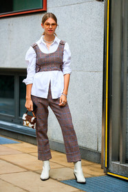 brown top, brown pants, red pants, red top, sleeveless top, cropped pants, cropped top, checked pants, checked top, white shirt, layered bra, layered top, fur bag, mini bag, hand bag, white leather boots, cowboy boots, metalic frame sunglasses, aviator sunglasses, silvered necklace, big chain necklace, multi necklace, jacqueline zelwis, street style, jonathan paciullo, FW, frenchystyle, fashion week, MFW, MILAN, SPRING SUMMER 2021, SS 21, vertical, full length