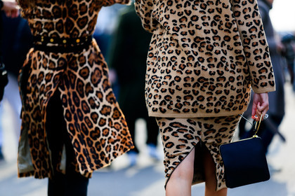 animal print, beige skirt, beige sweater, black bag, graphic skirt, leather bag, leopard, printed skirt, printed sweater, fashion week, frenchystyle, FW, jonathan paciullo, street style, MFW, MILAN, AUTUMN WINTER 2018-2019, FALL WINTER 2018-2019, FW 18-19, horizontal, atmosphere details, giovanna battaglia