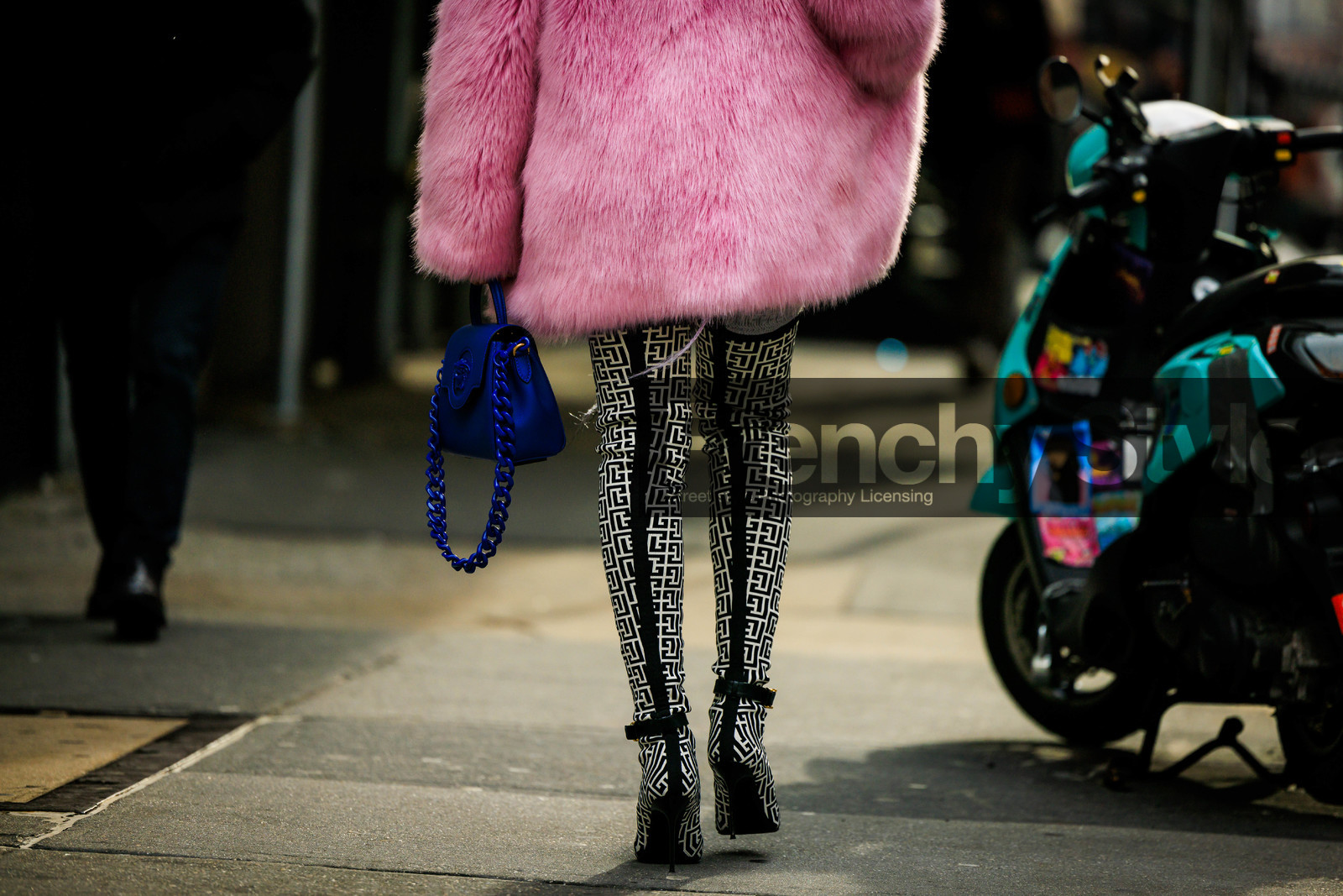 furry coat, fluffy pink coat, fluffy coat, versace boots, highknee boots, print highknee boots, versace logo boots, versace handbag, blue handbag, details, street style, jonathan paciullo, FW, frenchystyle, fashion week, NYFW, NEW YORK, AUTUMN WINTER 2022-2023, FALL WINTER 2022_2023, FW 22-23, atmosphere details, horizontal