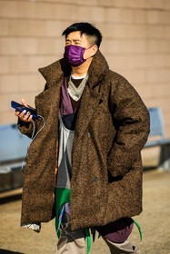purple mask, oversized coat, brown winter jacket, puffy jacket, iphone, winter look, silver coins necklace, puple and grey pants, patchwork pants, fashion week, frenchystyle, FW, jonathan paciullo, street style, NYFW, NEW YORK, AUTUMN WINTER 2022-2023, FALL WINTER 2022_2023, FW 22-23, vertical, atmosphere details