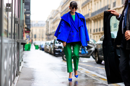 atmosphere details, AUTUMN WINTER 2017-2018, AW 17-18, blazer, blue bag, blue coat, blue jacket, blue shoes, FALL WINTER 2017-2018, fashion week, frenchystyle, full length, FW, FW 17-18, green pants, high heels, horizontal, jonathan paciullo, leaf greener, leather bag, leather shoes, over the shoulder, PARIS, PFW, street style, sunglasses, trousers