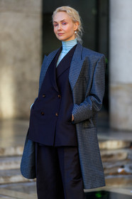 olga karput, light blue top, navy blue jacket, navy blue pants, navy blue suits, loose pants, loose jacket, loose suits, checked coat, grey coat, navy blue coat, turtleneck top, pearl earrings, dangling earrings, strassed make up, make up, make up details, glitter make up, pink eyeshadows, fashion week, frenchystyle, FW, jonathan paciullo, street style, PFW, PARIS, vertical, atmosphere details, detail